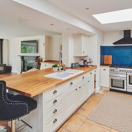 The Lansdowne Guest House Bourton-on-the-Water Eksteriør bilde A kitchen with a skylight