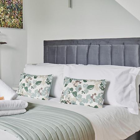 The Lansdowne Guest House Bourton-on-the-Water Eksteriør bilde A bed with a headboard