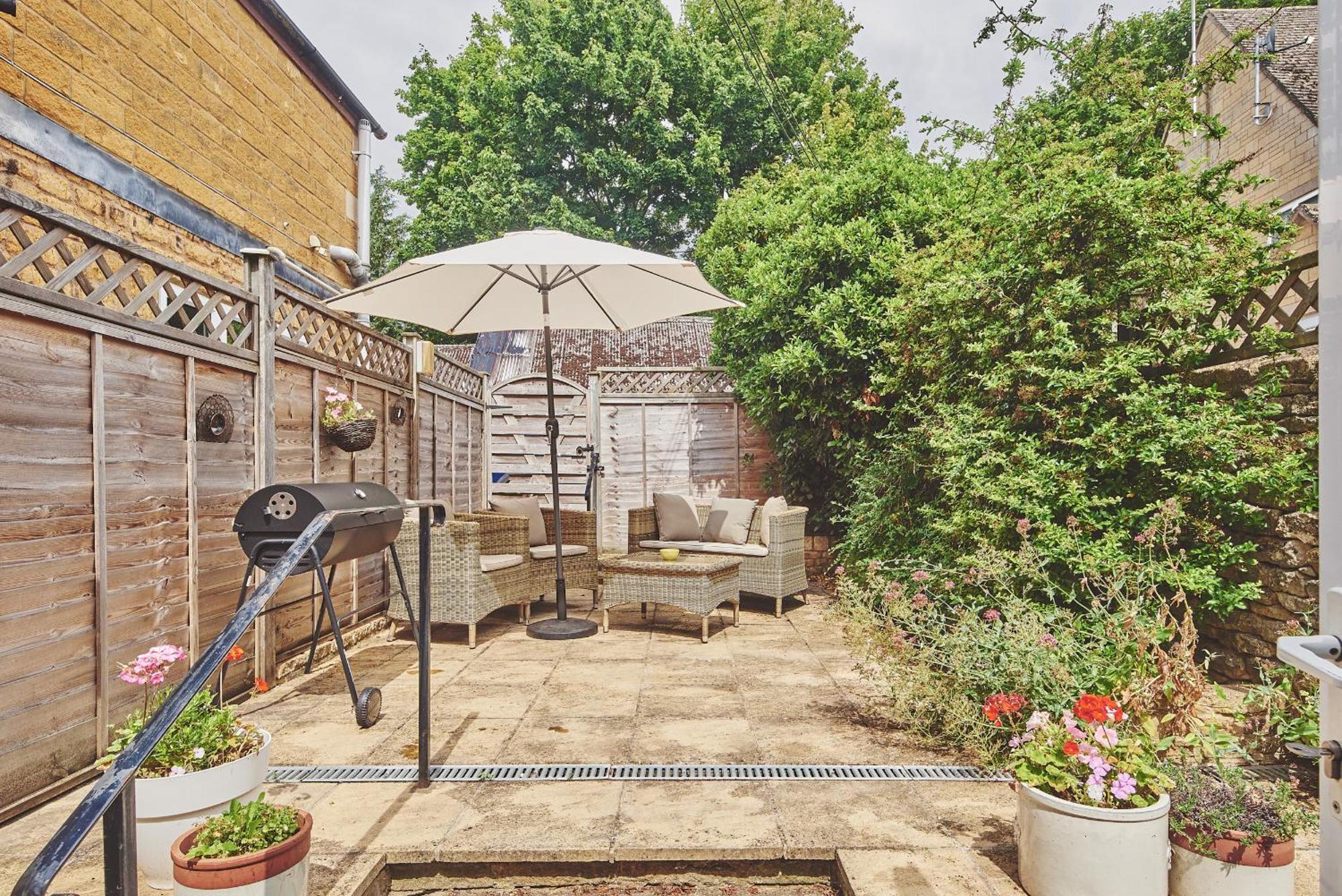 The Lansdowne Guest House Bourton-on-the-Water Eksteriør bilde A typical garden in the UK