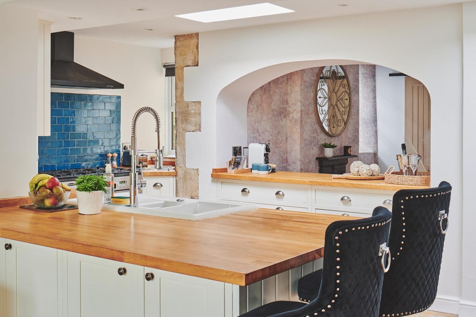The Lansdowne Guest House Bourton-on-the-Water Eksteriør bilde A kitchen with a pass-through