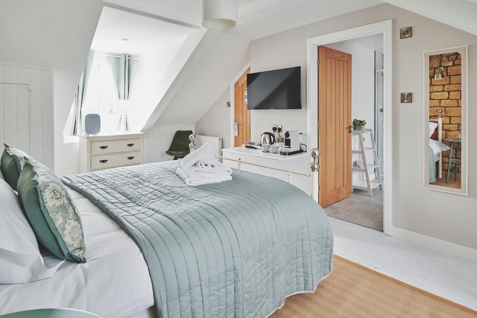 The Lansdowne Guest House Bourton-on-the-Water Eksteriør bilde A bedroom at The Old Mill