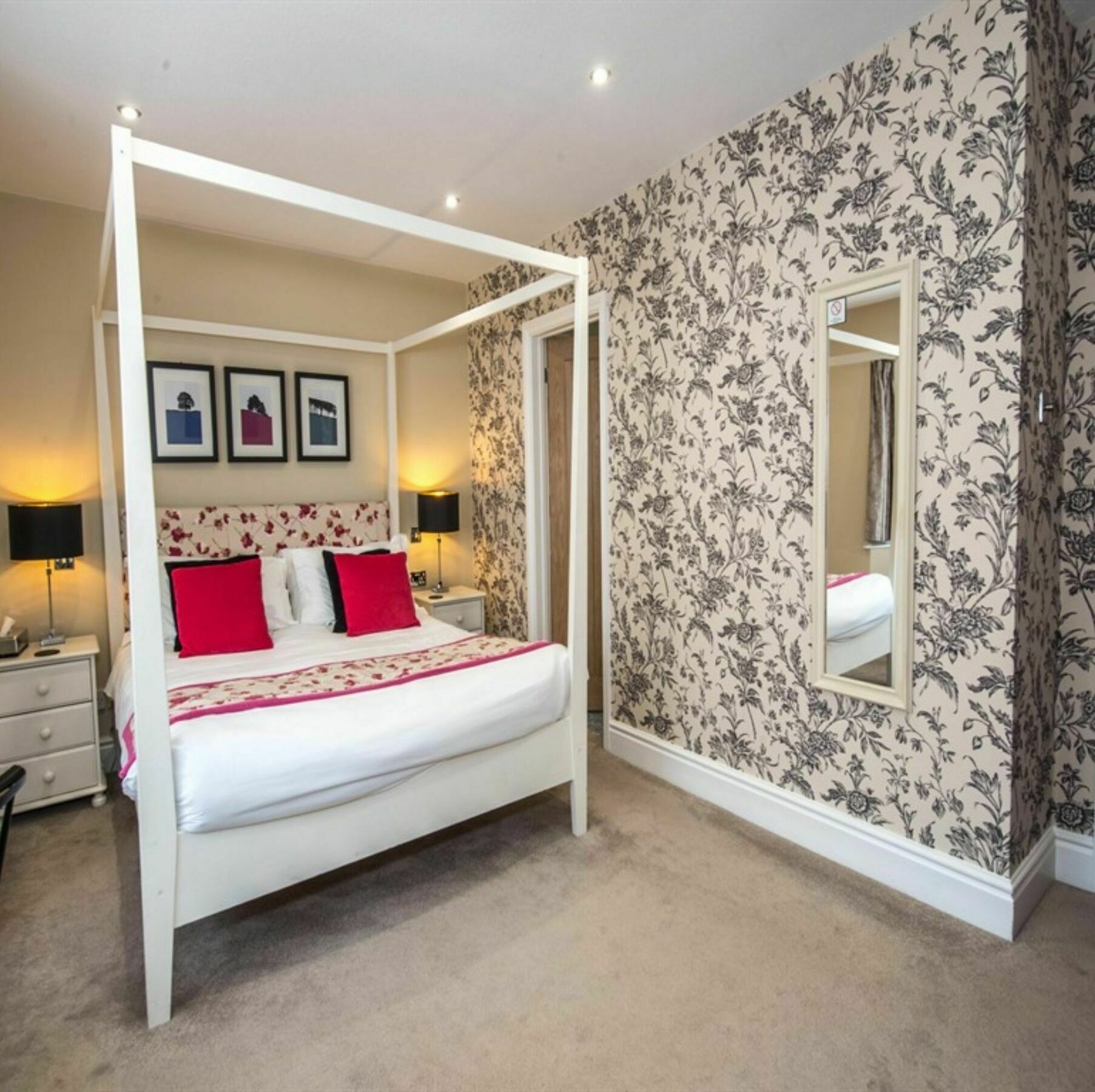 The Lansdowne Guest House Bourton-on-the-Water Eksteriør bilde A bedroom at The Swan Hotel
